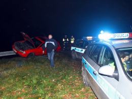 Samochód zawisł na barierce wiaduktu