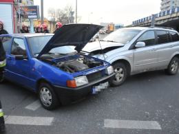 Spowodowała wypadek na rondzie, trafiła do szpitala
