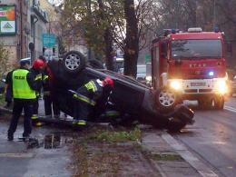 Kierowca chryslera dachował na ul. Wrocławskiej