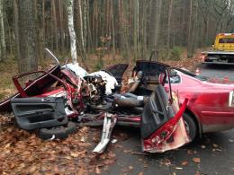 Volkswagen roztrzaskał się na drzewie