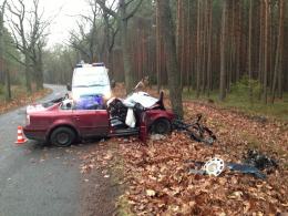 Volkswagen roztrzaskał się na drzewie