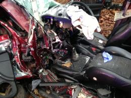 Volkswagen roztrzaskał się na drzewie