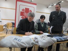 Podróbki markowej odzieży pomogą potrzebującym