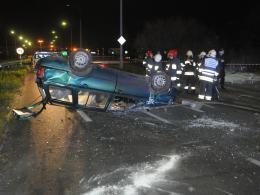 Nietrzeźwy kierowca volkswagena ściął latarnię i dachował