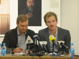 Do Opola na otwarcie wystawy przyjechał Laurens Kortweg z fundacji World Press Photo.