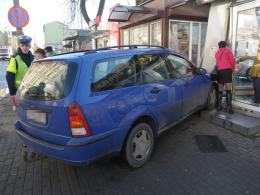 Kierowca forda pomylił gaz z hamulcem i wjechał w kiosk