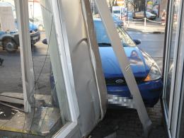 Kierowca forda pomylił gaz z hamulcem i wjechał w kiosk