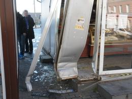 Kierowca forda pomylił gaz z hamulcem i wjechał w kiosk