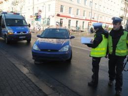 Kierowca forda pomylił gaz z hamulcem i wjechał w kiosk