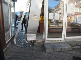 Kierowca forda pomylił gaz z hamulcem i wjechał w kiosk