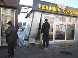 Kierowca forda pomylił gaz z hamulcem i wjechał w kiosk