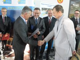 Ryszard Zembaczyński najpierw odbierał gratulacje od urzędników, a chwilę później wskoczył do wody.