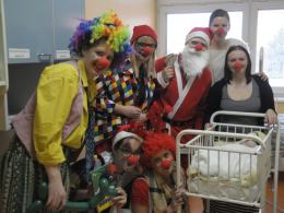 Grupa przebranych wolontariuszy z Fundacji "Dr Clown" odwiedziła w piątek kilka oddziałów WCM.