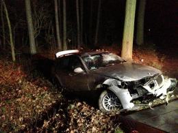 23-letni kierowca roztrzaskał BMW na drzewie