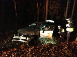 23-letni kierowca roztrzaskał BMW na drzewie