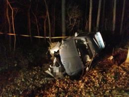 23-letni kierowca roztrzaskał BMW na drzewie
