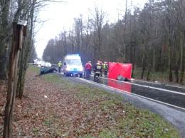 Czołowe zderzenie pod Namysłowem. Dwie osoby nie żyją.
