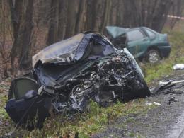 Czołowe zderzenie pod Namysłowem. Dwie osoby nie żyją.