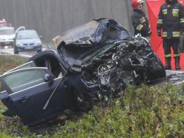 Czołowe zderzenie pod Namysłowem. Dwie osoby nie żyją.