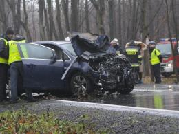 Czołowe zderzenie pod Namysłowem. Dwie osoby nie żyją.