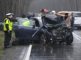 Czołowe zderzenie pod Namysłowem. Dwie osoby nie żyją.