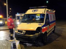 Karetka jadąca na sygnale zderzyła się z audi
