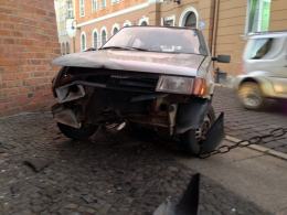 Kierowca fiata staranował barierki, porzucił auto i uciekł