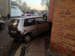 Kierowca fiata staranował barierki, porzucił auto i uciekł