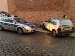 Kierowca fiata staranował barierki, porzucił auto i uciekł