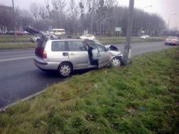 Seat uderzył w latarnię, kierującej nic się nie stało