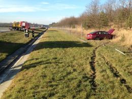 Kierowca mazdy najechał na oponę i wypadł z autostrady