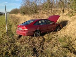 Kierowca mazdy najechał na oponę i wypadł z autostrady