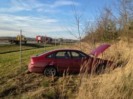 Kierowca mazdy najechał na oponę i wypadł z autostrady