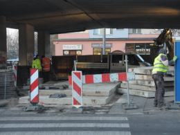 Sypie się estakada nad najstarszym rondem w Opolu