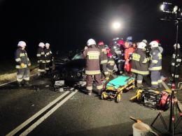 Wyprzedzał kilka pojazdów, czołowo zderzył się z ciężarówką