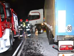 Wyprzedzał kilka pojazdów, czołowo zderzył się z ciężarówką
