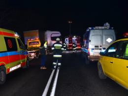 Wyprzedzał kilka pojazdów, czołowo zderzył się z ciężarówką
