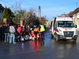 Na skrzyżowaniu w Lewinie Brzeskim kierująca mercedesem wymusiła pierwszeństwo, doprowadzając do zderzenia z motorowerem.