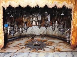 14 lamp oliwnych w Grocie Narodzenia symbolizuje 14 wyznań chrześcijańskich.