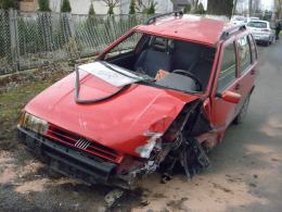 Kierowca z 3 promilami wjechał w ogrodzenie posesji