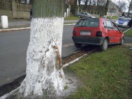 Kierowca z 3 promilami wjechał w ogrodzenie posesji