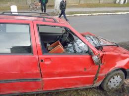 Kierowca z 3 promilami wjechał w ogrodzenie posesji