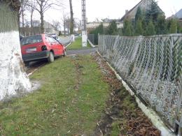 Kierowca z 3 promilami wjechał w ogrodzenie posesji