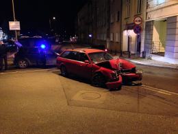 Pijany kierowca rozbił samochód na filarze