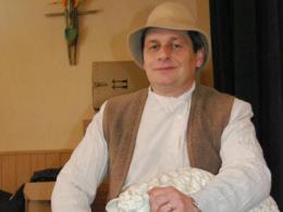 Sławomir Kłosowski w stroju pastuszka.