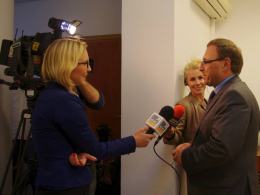 Poseł Ryszard Galla "w objęciach" mediów.