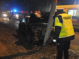 Nietrzeźwa kierująca wjechała w latarnię