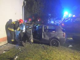 19-latek rozpędzonym golfem wjechał w dom