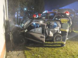 19-latek rozpędzonym golfem wjechał w dom
