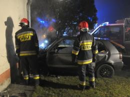 19-latek rozpędzonym golfem wjechał w dom